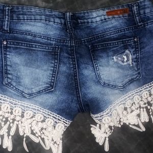LEI Ashley Lowrise DENIM JEAN SHORTS WITH DESIGNS